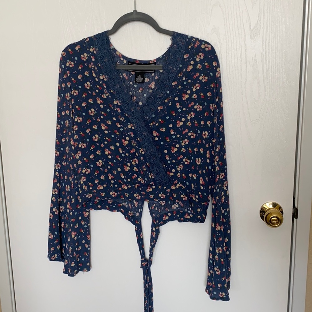 NWOT Bell sleeve tie back crop top size XL
